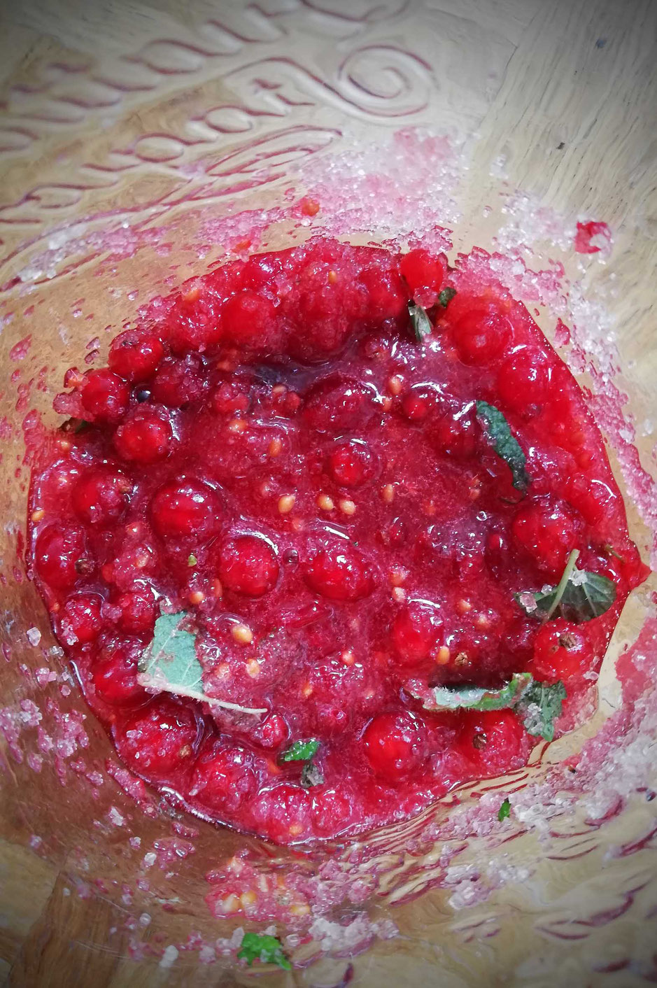 Johannisbeer, rote Johannisbeeren, Getränk, Saft, Sirup, Shrub, Oxymel, Zitronenmelisse, Shrub selber machen, Methoden, Ferment, Rezept, fermentieren, erfrischend, Essig, Honig, Zucker, Kräuter, Gewürze,gesund, süß-säuerlich, Obst, Arabien, 