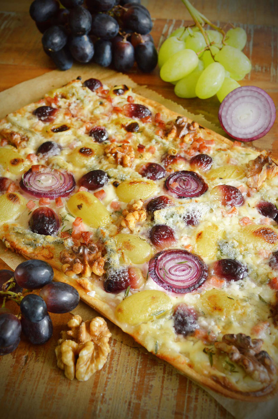 Flammkuchen, selbermachen, diy, Herbst, Weintrauben, Trauben, Thymian, Gorgonzola, Walnüsse, Backofen, Flammkuchenteig, Creme fraiche, Schmand, Flammkuchenbelag,