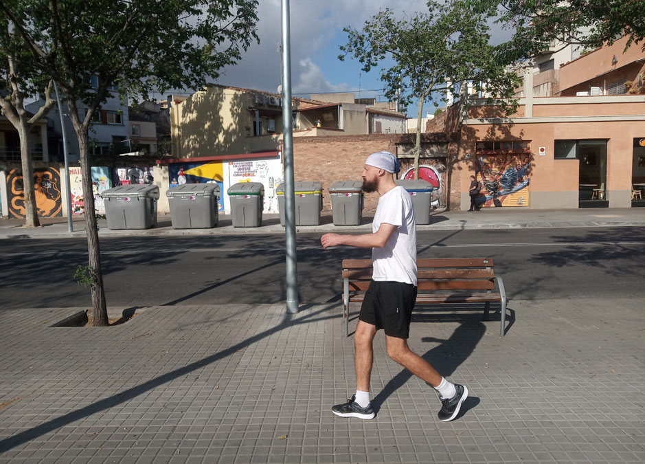Gabe Abrahams, durante la caminata de 6 semanas por la costa de Cataluña. 03/05-2023