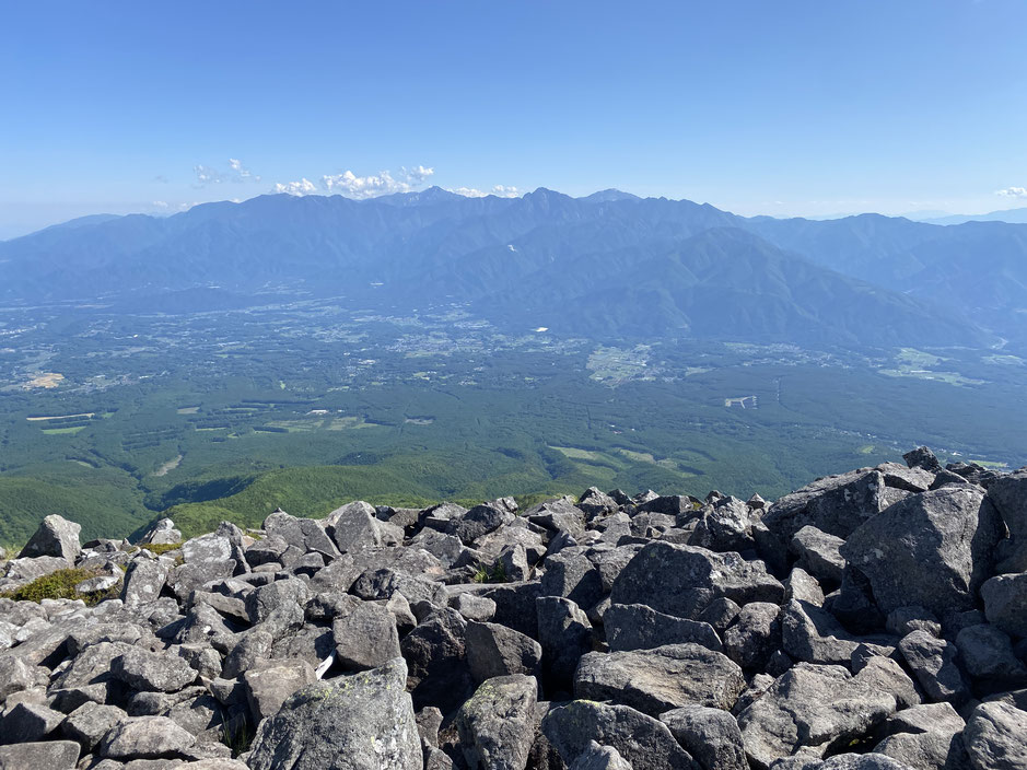 編笠山の山頂より南アルプスを臨む。