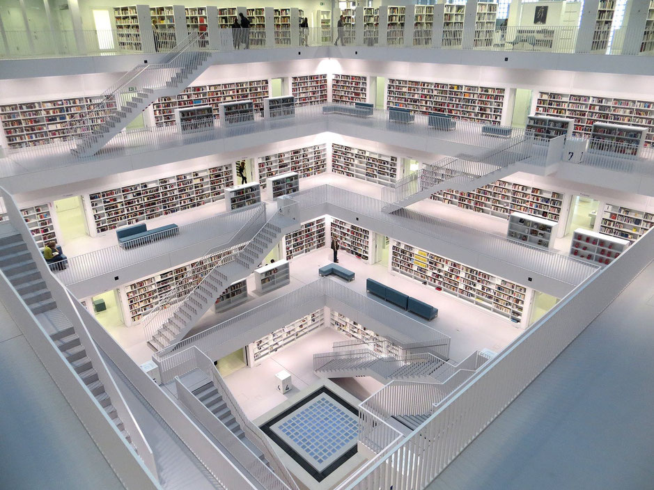 Weiße Bibliothek mit vielen Büchern