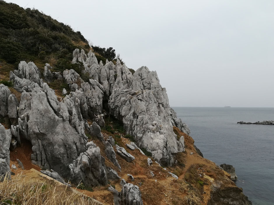 神島のカルスト地形