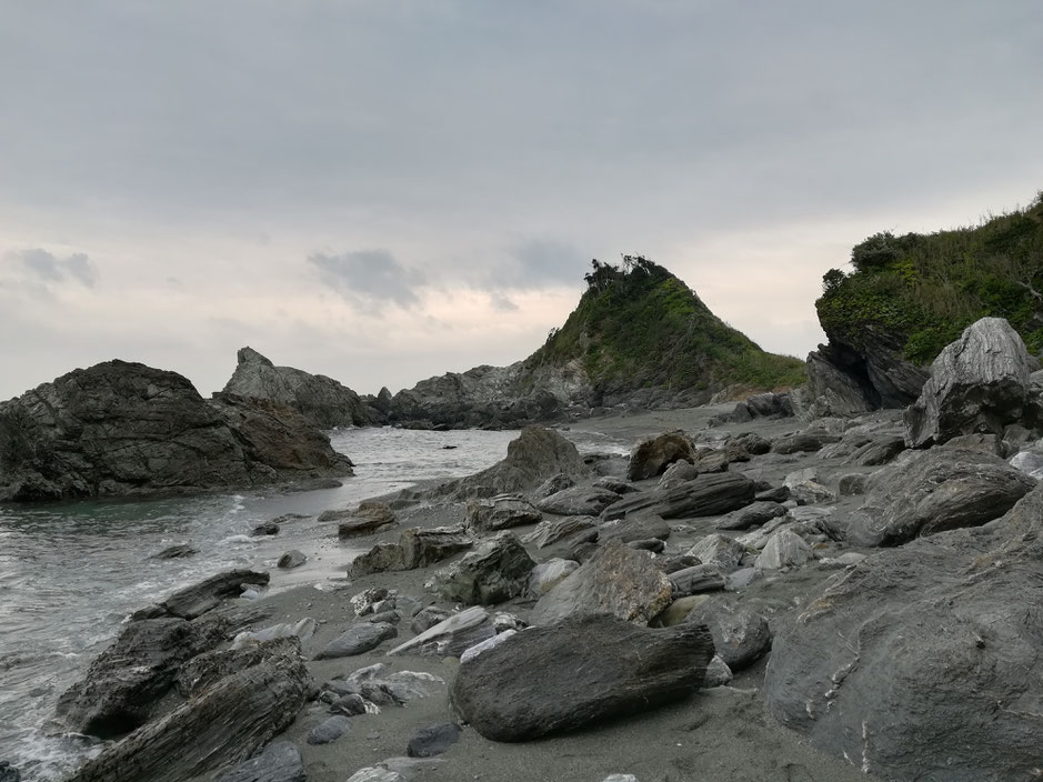 岩で埋め尽くされた浜