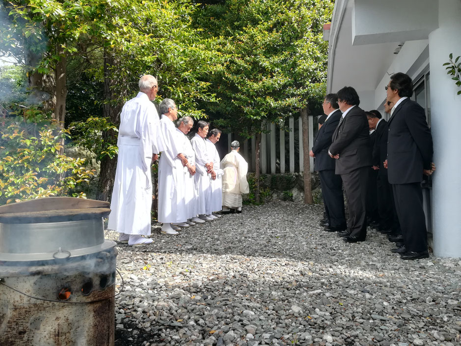 八幡神社境内。手前に湯を沸かす釜、神社総代や役員の方たちと宮司さん。