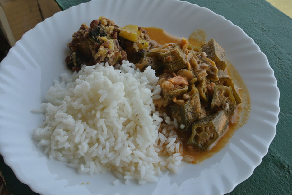 PVA Ayurvedic Hospitalの夕食。好きな量をよそって食べます。消化力も必要な量も人それぞれ。