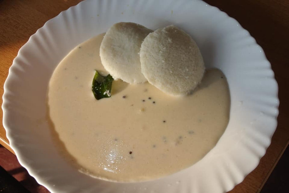 PVA Ayurvedic Hospitalの朝食。お米の粉を発行させ、蒸したイドゥリー。朝は消化に良いものを。