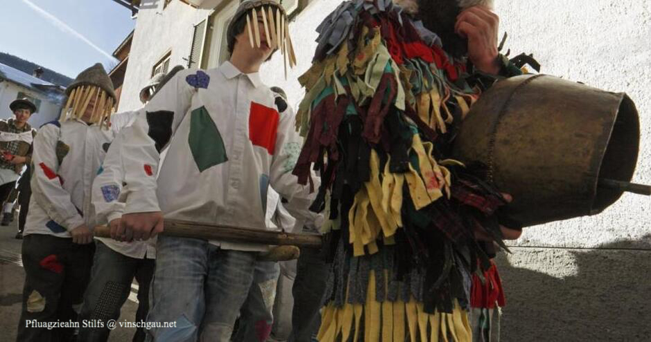 Fasnacht im Vinschgau, Fasnacht Stilfser Joch, Pfluagziahn, Fasching Vinschgau, 22.2.2020, Brauchtum Vinschgau, Fasnachtsbrauchtum Südtirol, Brauch Stilfserjoch, Bräuche Stilfserjoch, Glocken, Masken, Kostüme, Alto Adige, Carneval, Umzug, Faschingsumzug