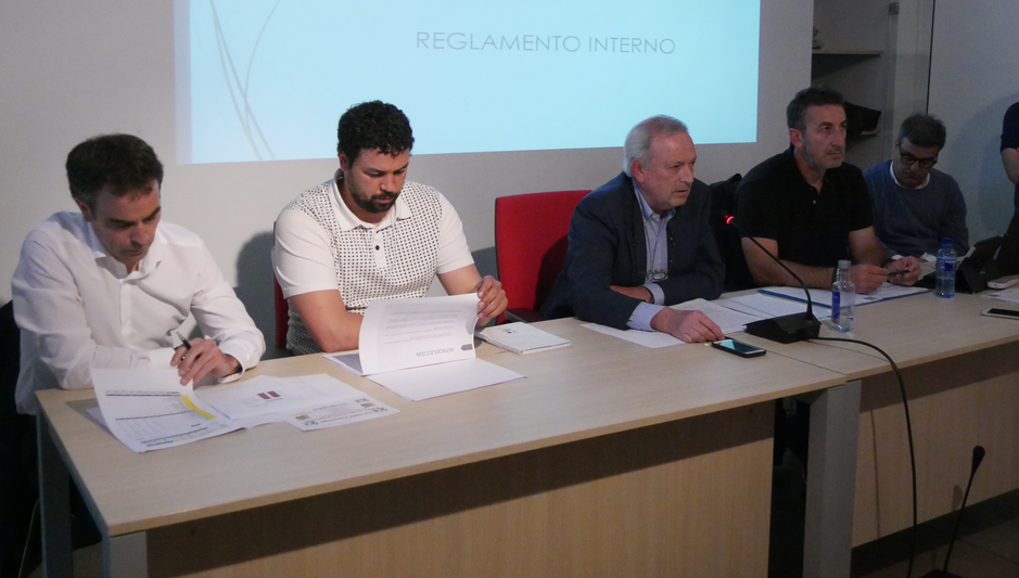 Javi Zaballa, en el centro de la imagen junto a su equipo directivo. Foto: aiaraldea.eus