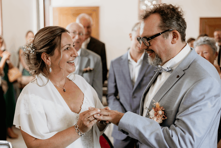 Échange des alliances de Céline et Romain à la mairie – photographe mariage Avesnois