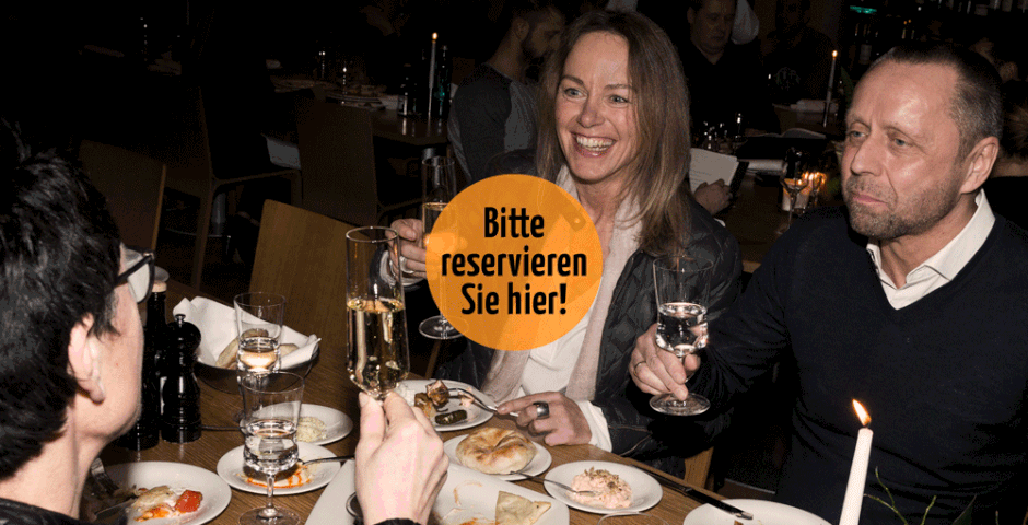Gäste beim fröhlichen Beisammensein