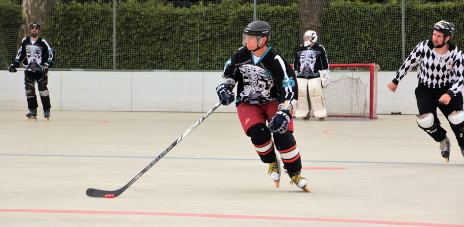 Wo ist der freie Mann? Hendrik Fichtner skatet mit der Scheibe nach vorne. Foto: Achim Richter