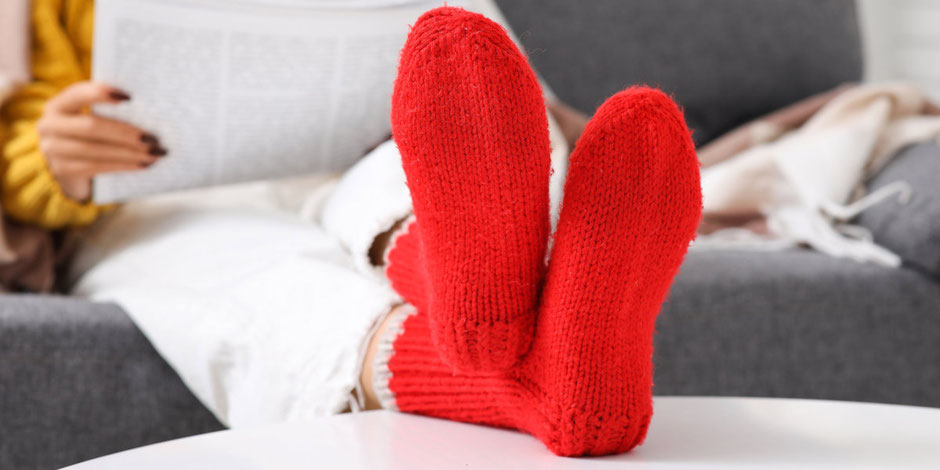 Was gibt es Schöneres, als in der warmen Stube Lokalnachrichten zu geniessen! Bild: AdobeStock