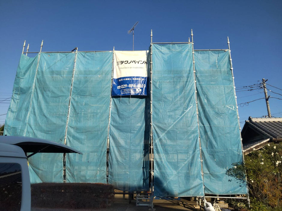 つくば市 柳町様邸 外壁塗装工事中（足場掛け、飛散防止養生ネット設置後）の外観写真