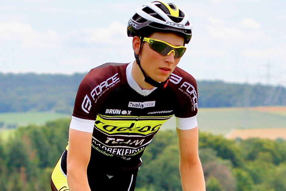 radrooTEAM Fahrer Oliver Gerlach | Team-Helm Force Lynx  | Brille Race Pro  | Trikot radroo elite  | Schuhe Force Fire Carbon 