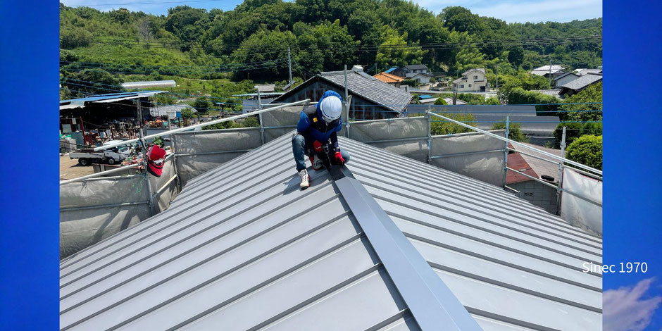 群馬の永盛板金が手がける立平葺き屋根の施工現場