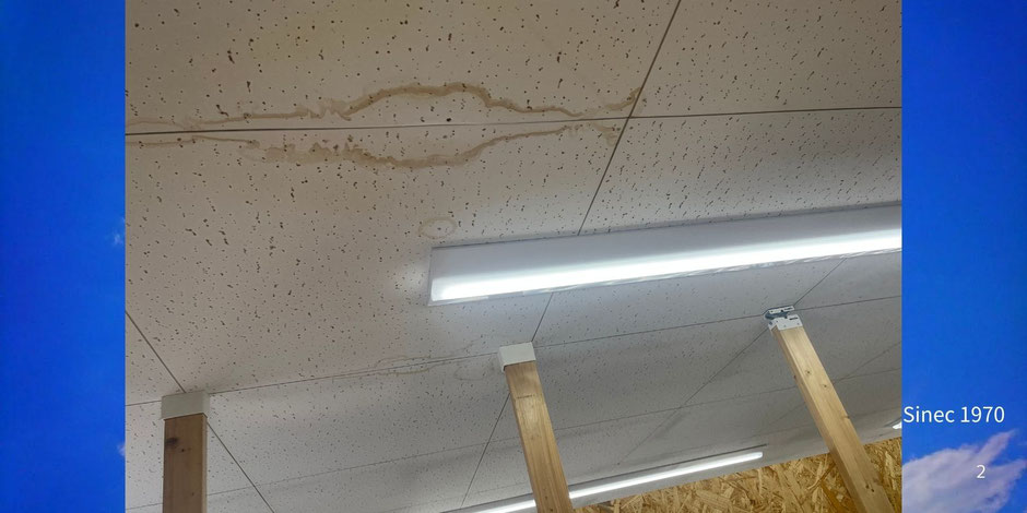 みどり市の永盛板金が確認した屋根雨漏りによる天井シミの様子