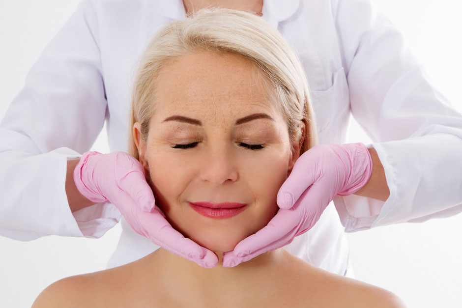 Medizinisches Microneedling mit Wirkstoff-Cocktails & Exosomen