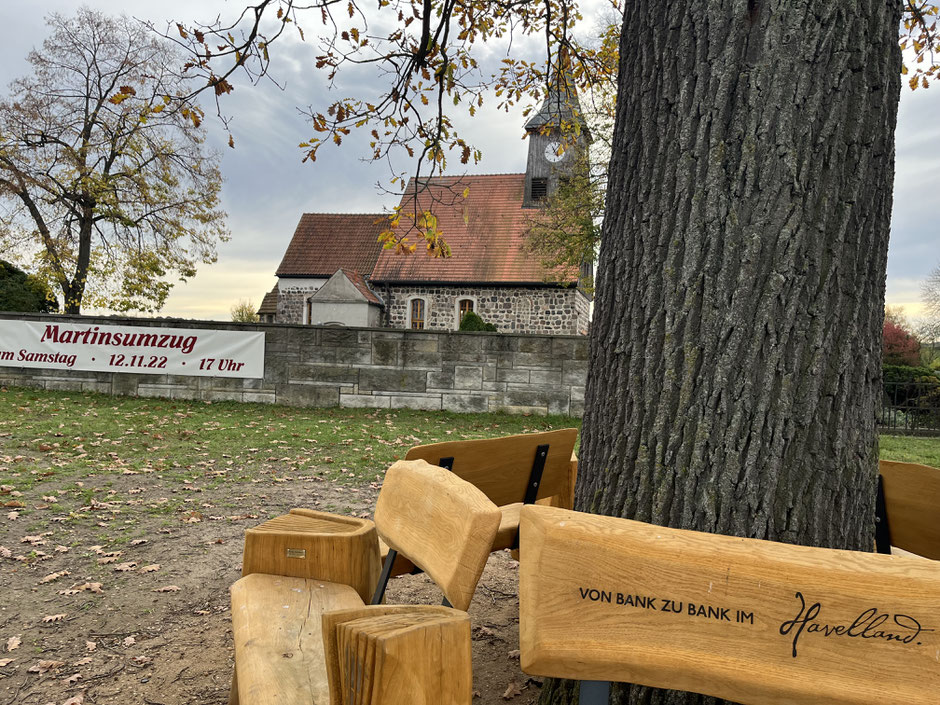 Kurze Trinkpause an der Kirche.
