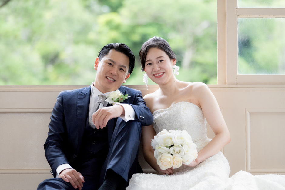 家族婚・親族婚と写真をセットにしたロッカエンスイートのフォトウェディング／橋の上での撮影