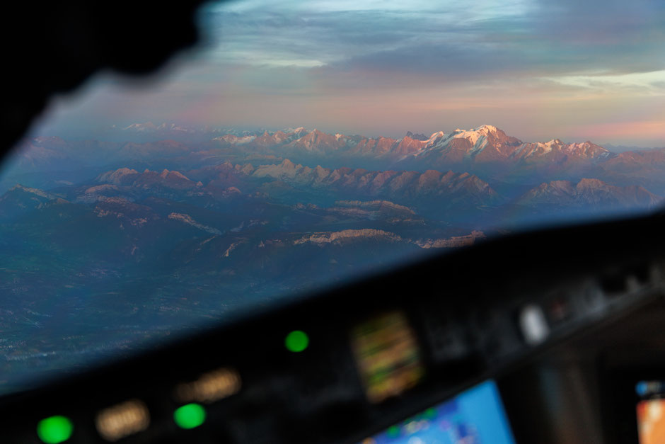 Der goldene Schimmer der untergehende Sonne beleuchtet den mäjestätischen Mont Blanc. Europas höchster Gipfel ragt 4805m in den Himmel hoch und ist  ganz-jährig schneebedeckt.