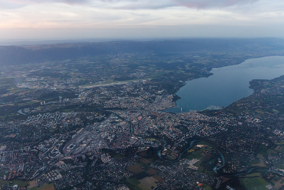 Genf liegt am westlichen Ende des Genfer Sees nahe den französischen Alpen und ist eine die zweit-grösste Stadt im Land bekannt für seine diplomatische Bedeutung und ihre kulturelle Vielfältigkeit.