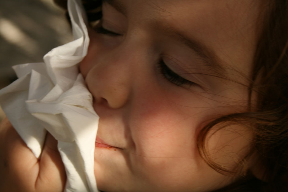 L'enfant éternue beaucoup lors de rhinites allergiques