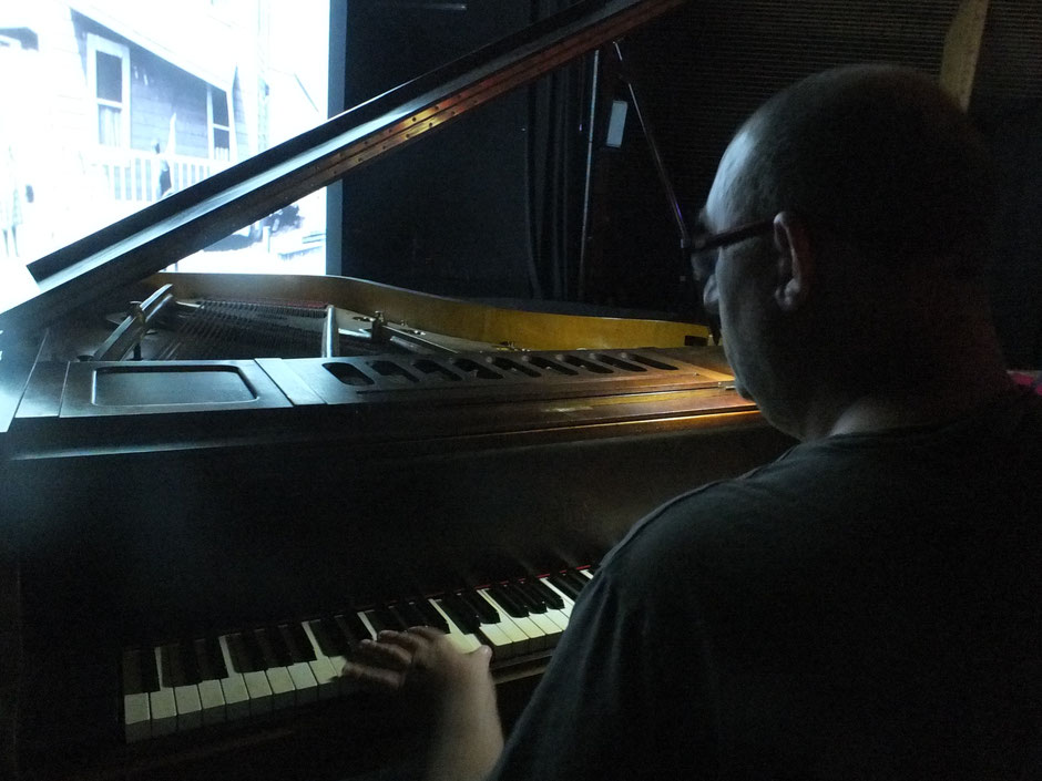 Frédéric Renaud au piano pour une improvisation musicale sur deux courts-métrages de Max Linder et Buster Keaton. Photos Jean-Louis Burési