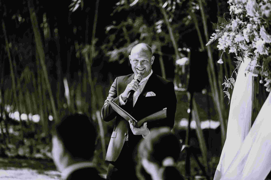 Professionel Orator/Speaker for destination wedding in Spain