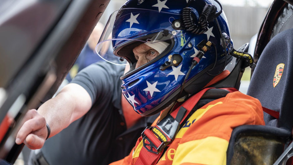 Die weißen Sterne auf dem Helm von Hans-Joachim Stuck machten ihn so bekannt wie seine großen Rennerfolge - Bild: Porsche AG