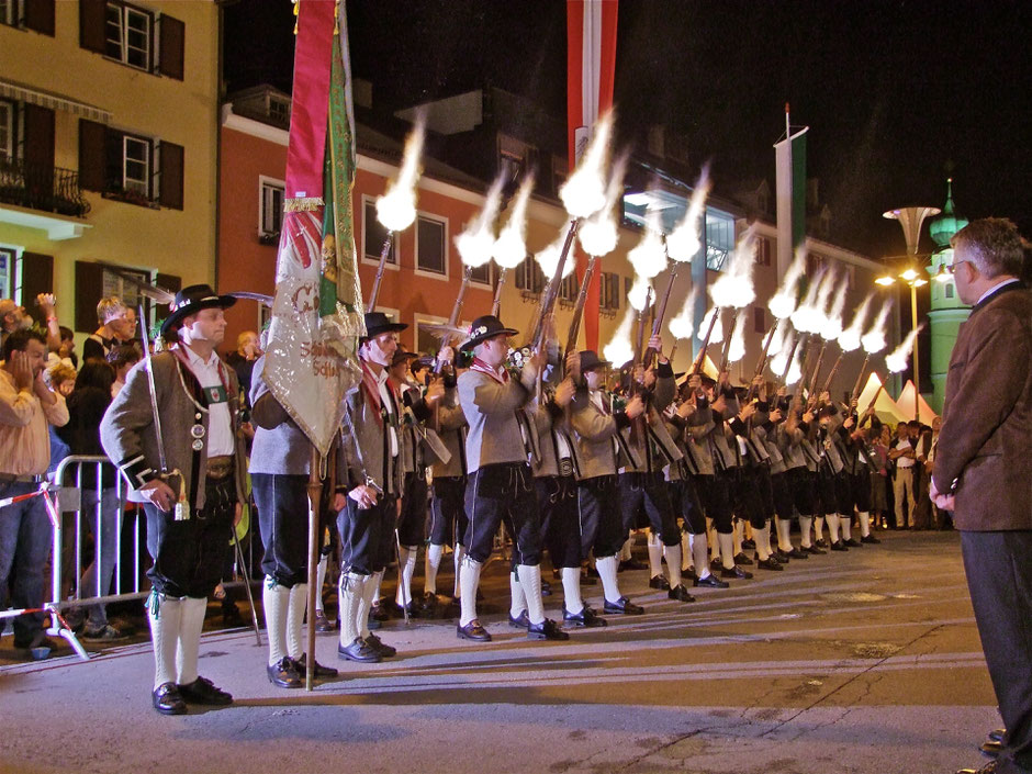 Salve der Schützenkompanie Schlaiten beim Landesüblichen Empfang am Hauptplatz in Lienz 2009