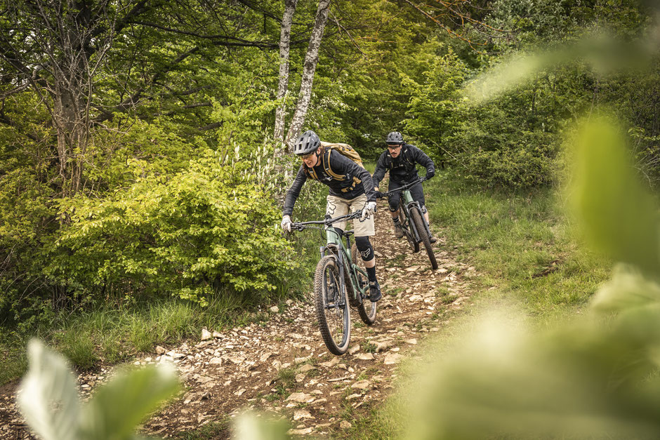 Die Bosch DualBattery für lange e-MTB Touren
