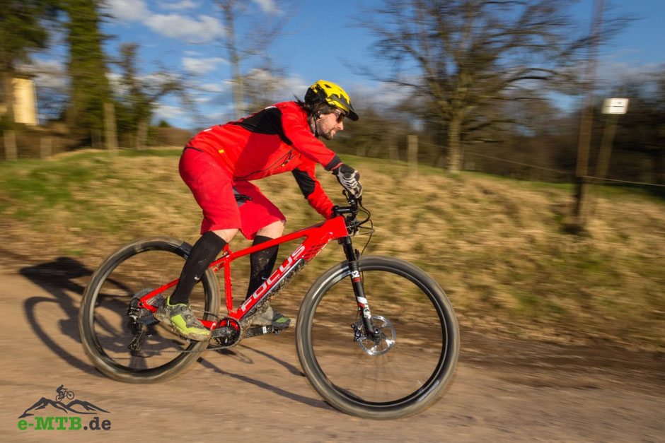 Ein Testfahrer auf dem Focus Raven²
