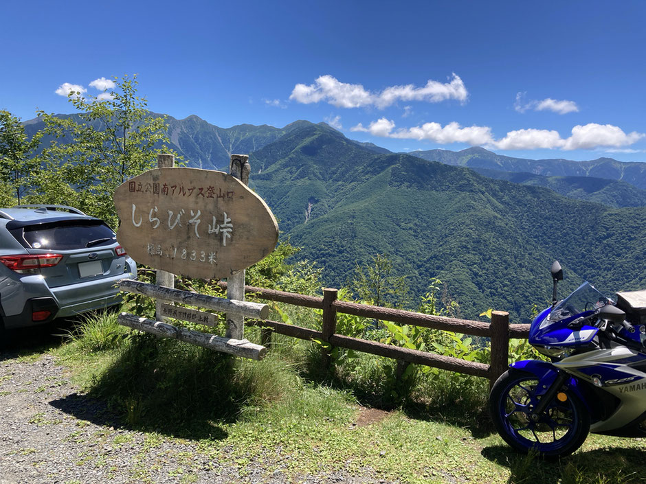 南アルプスを望むしらびそ峠の駐車場。ちなみに、周辺一帯がモミの仲間の常緑樹・シラビソ(白檜曽)で覆われているためこの名がついた