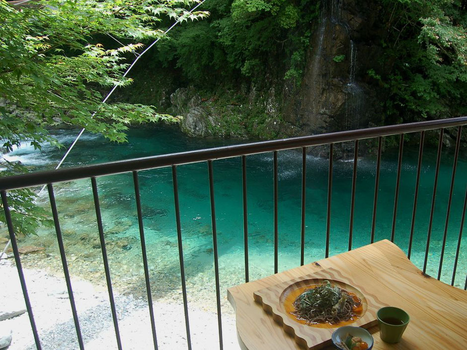 隠れ家のような食事処のテラス席で、付知川を眺めながら昼食