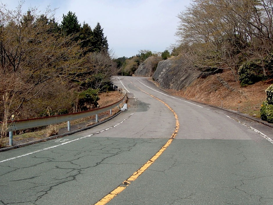 新緑の季節が待ち遠しい本宮山スカイライン。路面はけっこう荒れている