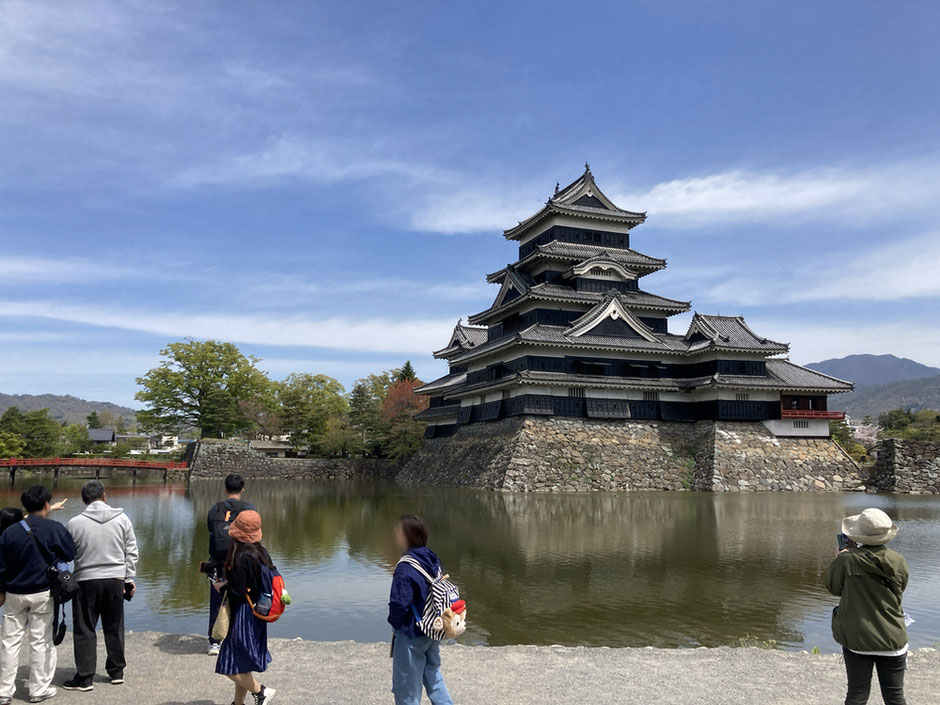 白漆喰(しろしっくい)と黒漆(くろうるし)塗り下見板の組み合わせが階層ごとに繰り返されている美しい外観。水堀に映る姿も絵になる松本城