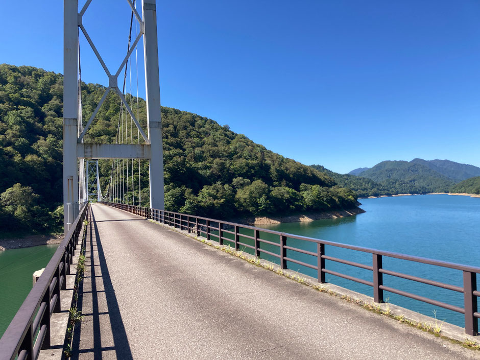 九頭竜湖に架る「夢のかけ橋」。ちょっとバイクを停めて九頭竜湖の風景を堪能してみる