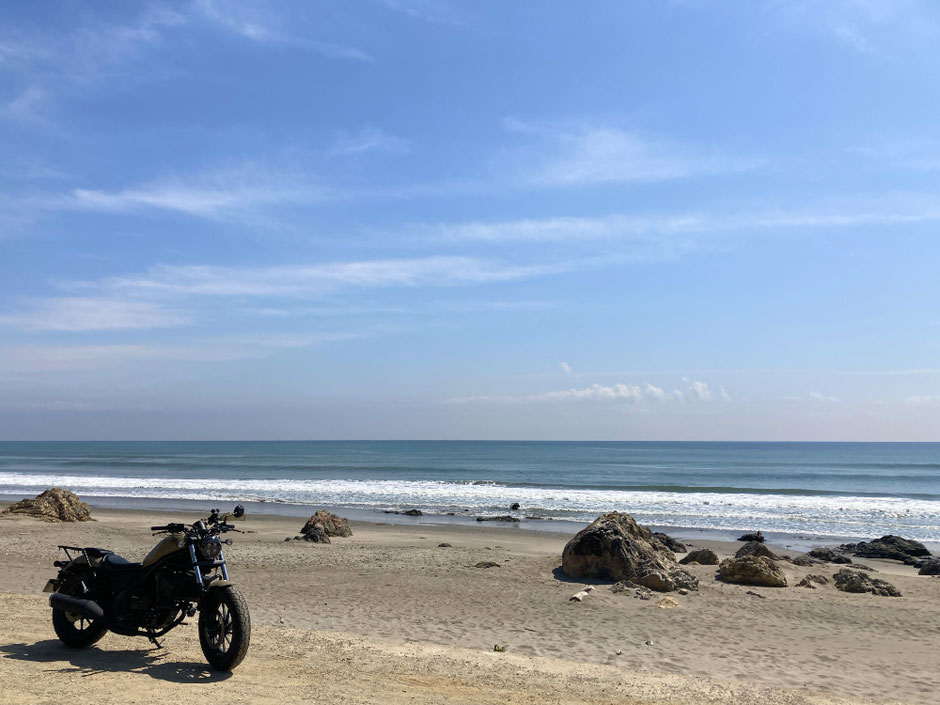 よく見ると、バイクが停まっているのは砂浜ではなく未舗装路。太平洋ロングビーチの西にある穴場スポットで