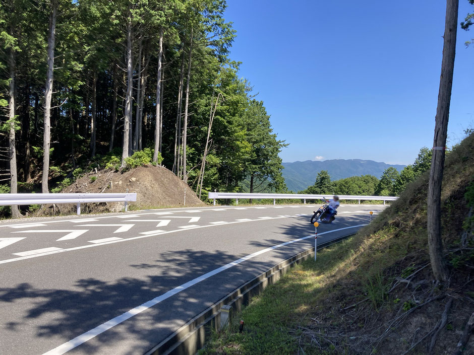 国有林の中に続く広域農道奥三河線は、気持ちよく走れる快適なワインディングロード