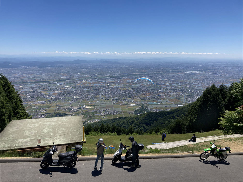 絶景スポットから濃尾平野を見渡す。池田の森公園の池田山パラ・ハンググライダー発進基地前で