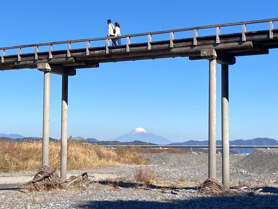 蓬莱橋を歩いて行くと富士山が現れる。普段、富士山を見ることのないナゴヤンライダーは思わず「お〜〜!」