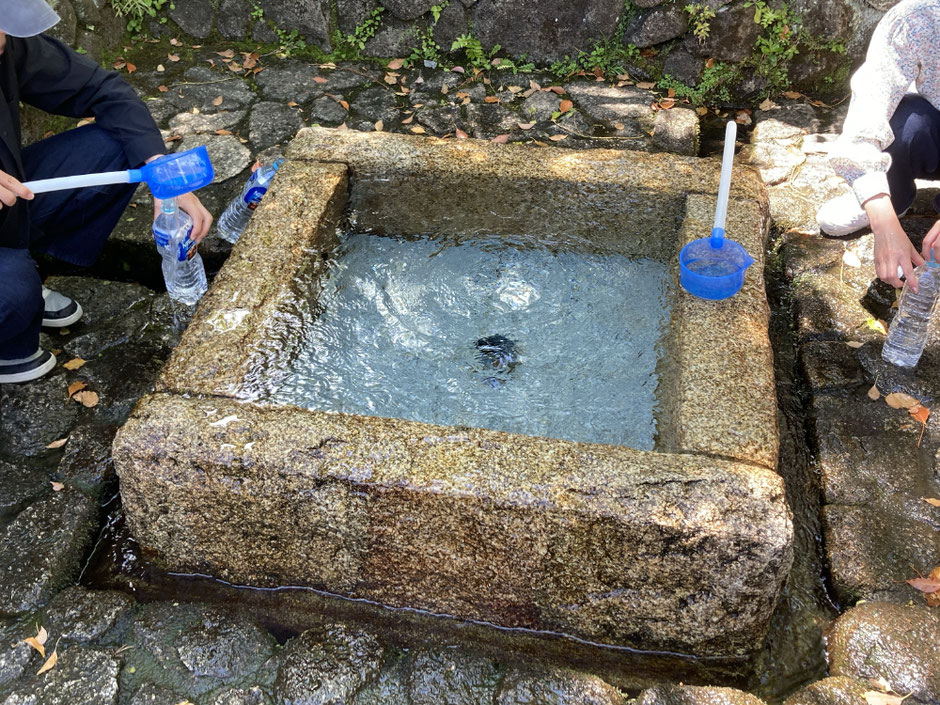 ペットボトルやポリタンクを持ってたくさんの人が訪れる加賀野(かがの)八幡神社井戸。場所は大垣市の「湧き水マップ」などでチェックを
