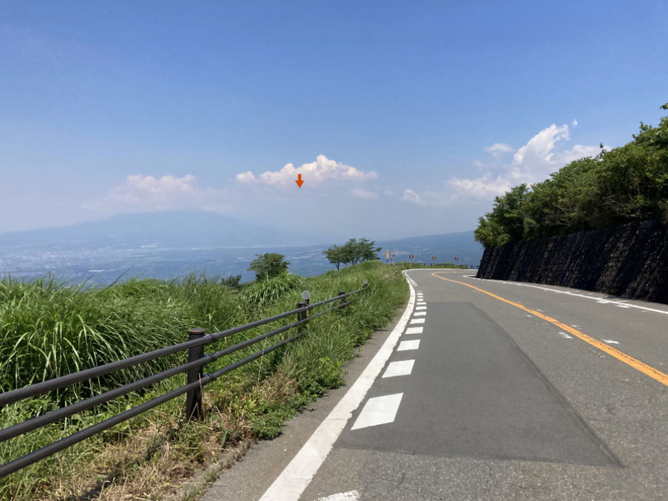 矢印辺りにある富士山は、夏だと滅多に顔を出さない。伊豆スカイラインの西丹那(にしたんな)駐車場手前で