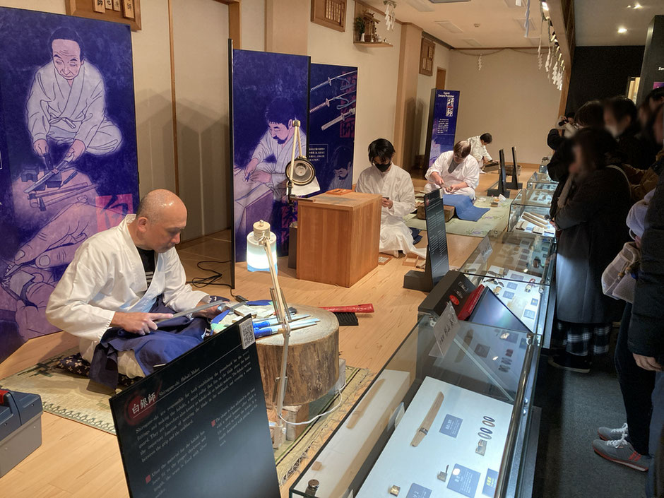 関鍛冶伝承館内で開催される研磨外装技能の実演。古式日本刀鍛錬と同じ日に行われている