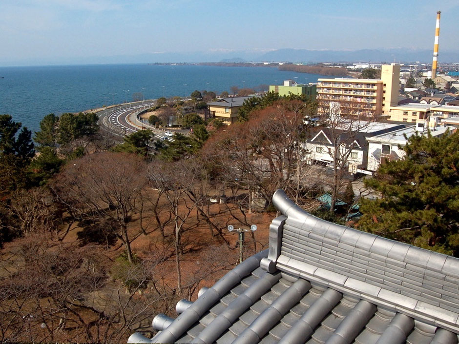 長浜城からの眺め。正面にカーブを描く湖岸道路、そして琵琶湖が広がる