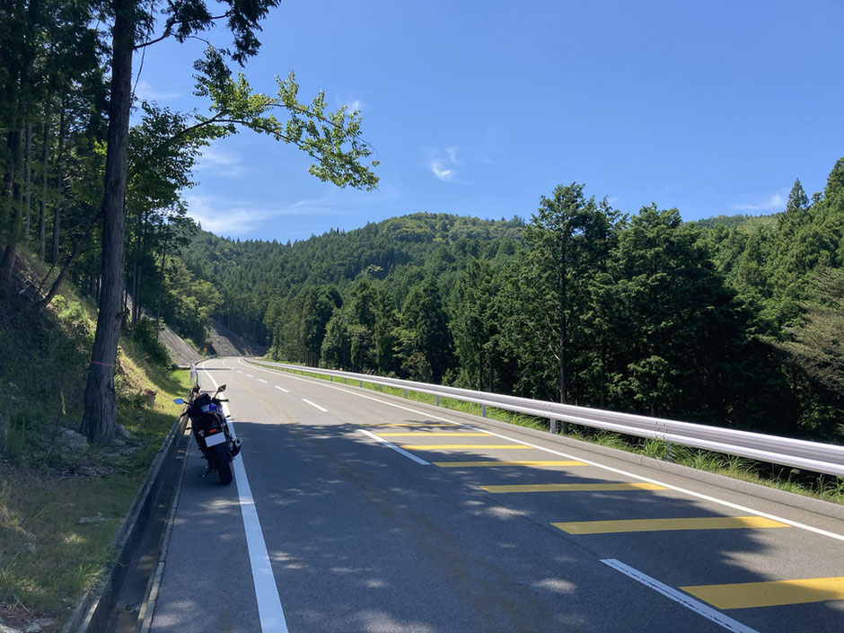 まるで観光山岳道路のような広域農道奥三河線。交通量は少ないが、くれぐれも安全運転で