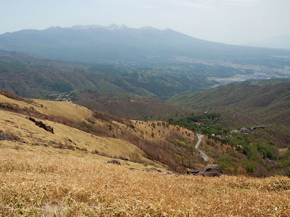 車山からビーナスラインを見下ろす。遠くに見えるのは八ヶ岳