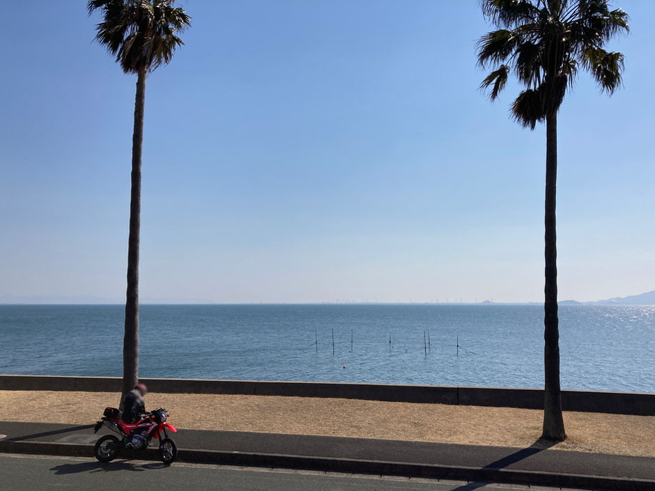 普段、海を見慣れないライダーには非日常的なシーン。ちなみに蒲フォルニアの夕日シーンもかなり映える