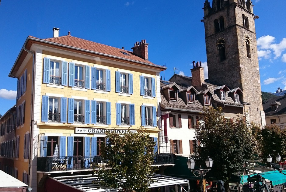 le grand hôtel à Barcelonnette ubaye façade place manuel