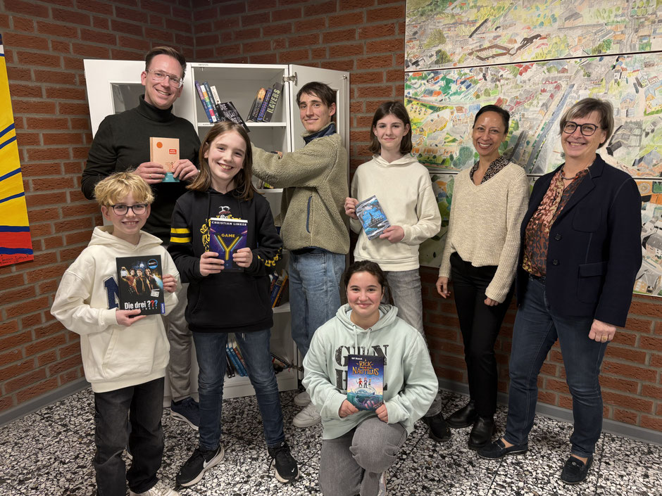Einweihung des neuen Bücherschranks